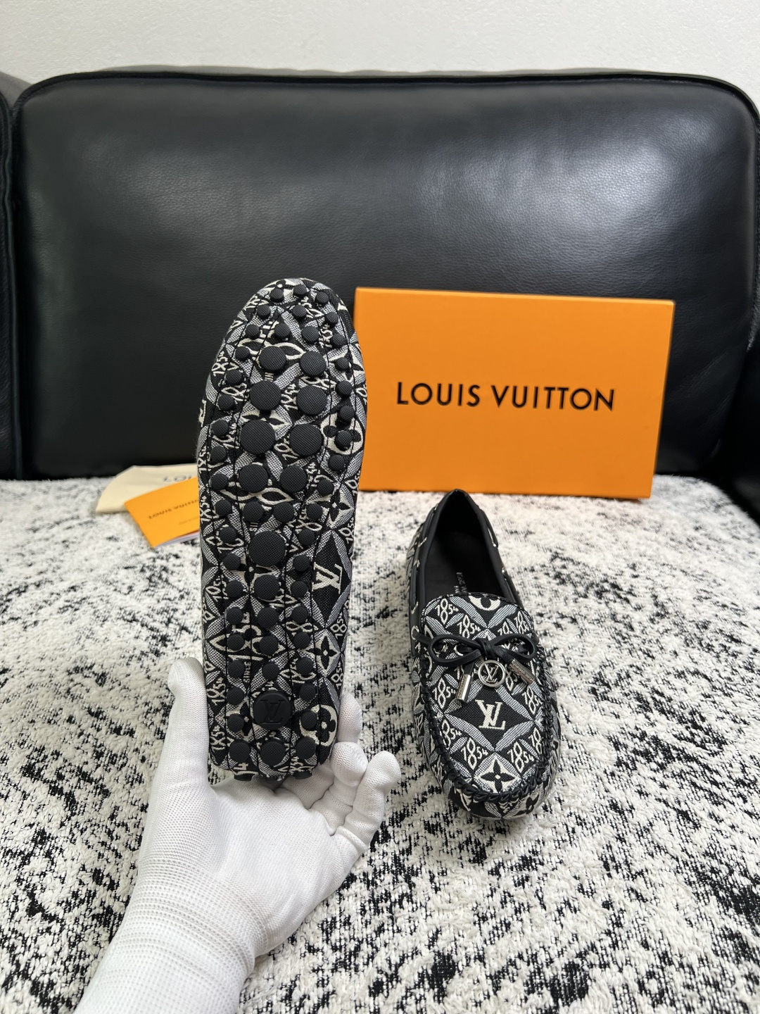 Lv  高品质  顶级工艺品  路易威登，豆豆鞋专柜同步，鞋面意大利进口，高品质拼接缤纷色彩复杂工艺品，进口牛皮里垫柔软