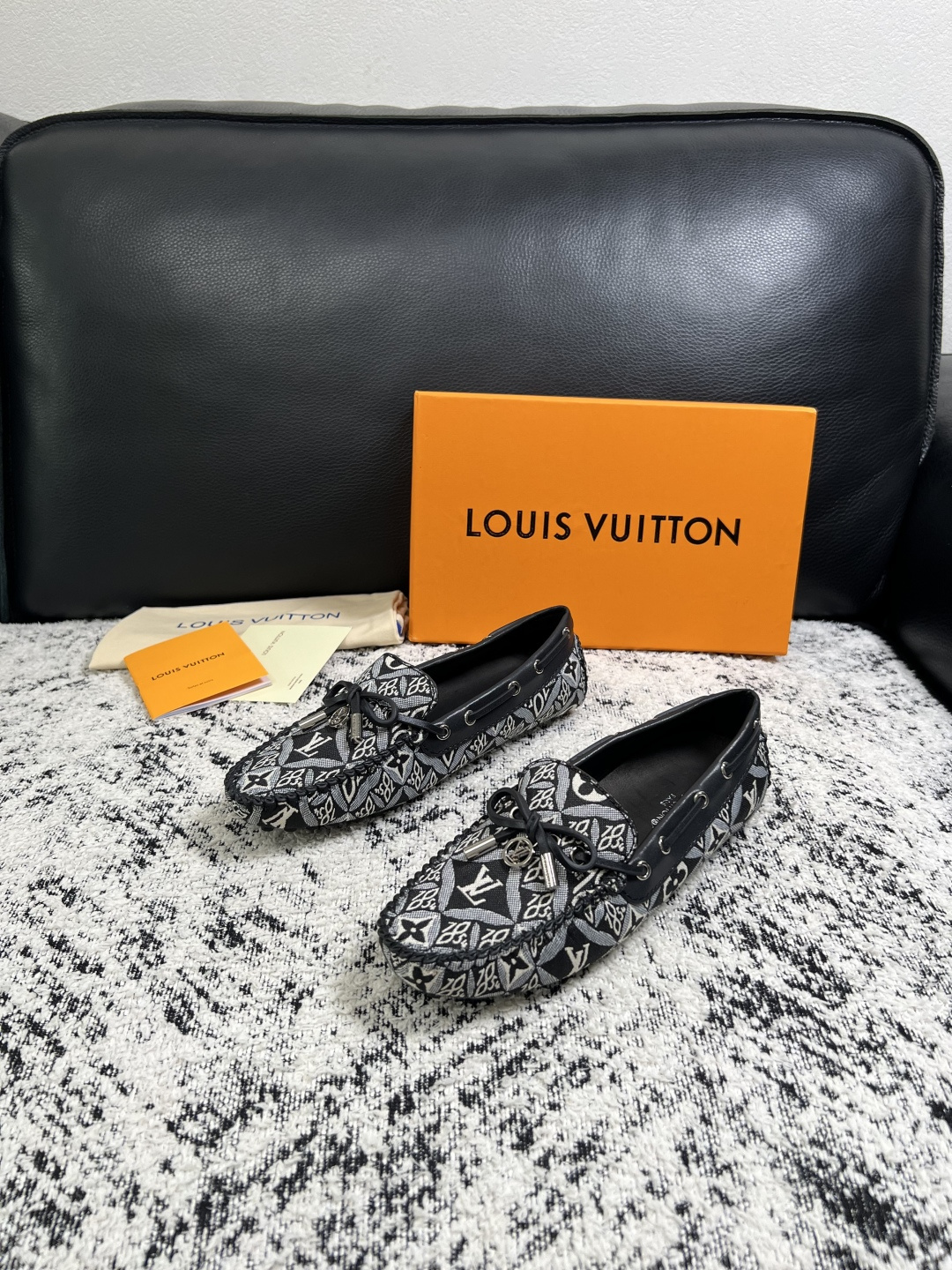 Lv  高品质  顶级工艺品  路易威登，豆豆鞋专柜同步，鞋面意大利进口，高品质拼接缤纷色彩复杂工艺品，进口牛皮里垫柔软
