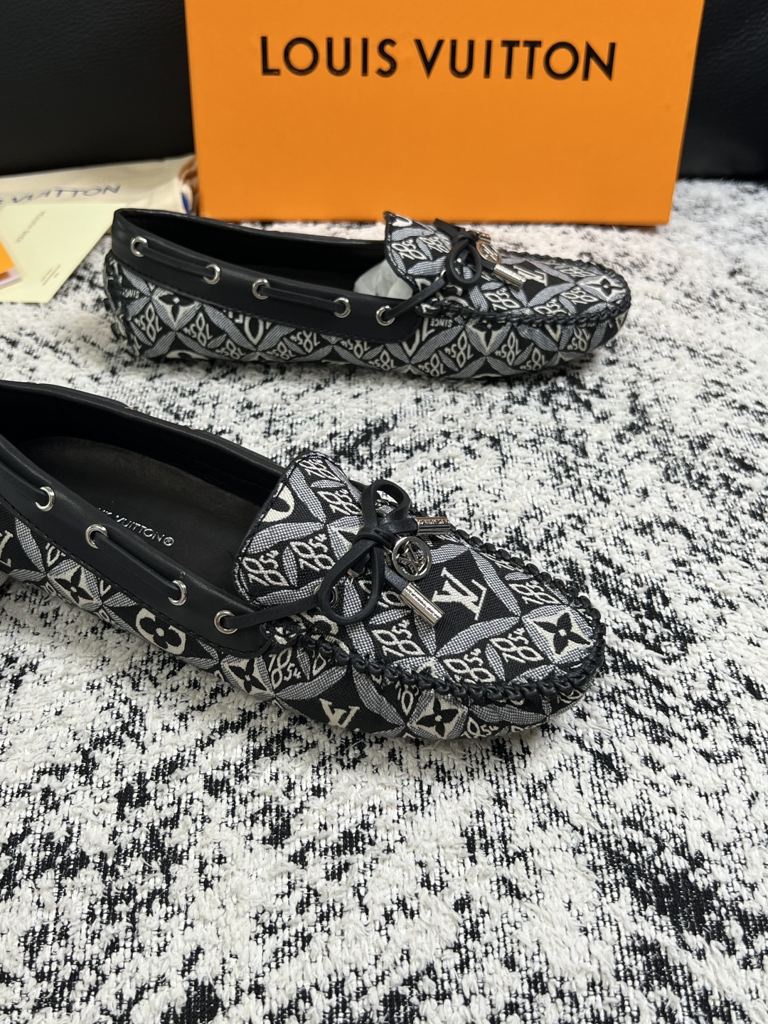 Lv  高品质  顶级工艺品  路易威登，豆豆鞋专柜同步，鞋面意大利进口，高品质拼接缤纷色彩复杂工艺品，进口牛皮里垫柔软