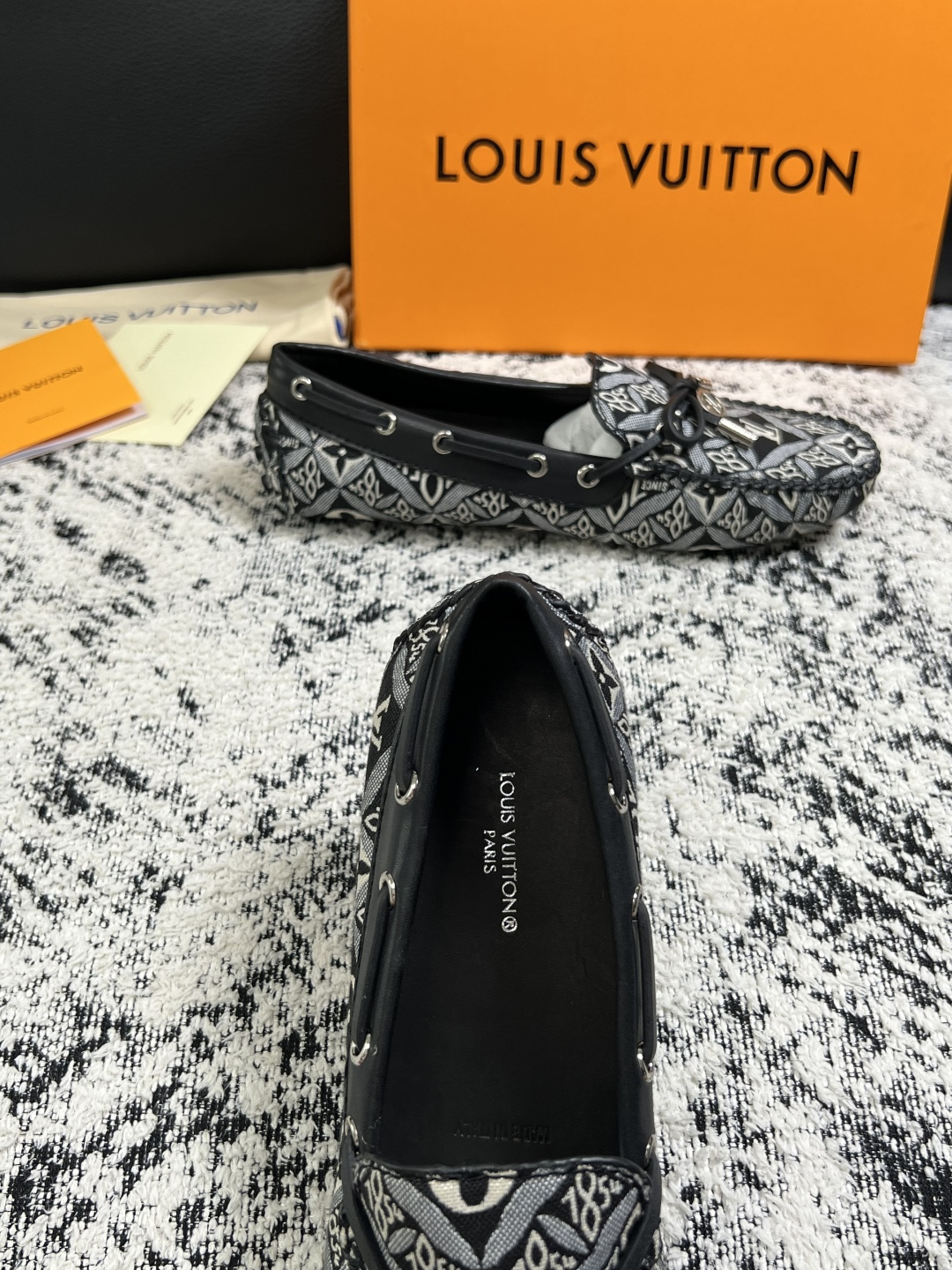 Lv  高品质  顶级工艺品  路易威登，豆豆鞋专柜同步，鞋面意大利进口，高品质拼接缤纷色彩复杂工艺品，进口牛皮里垫柔软