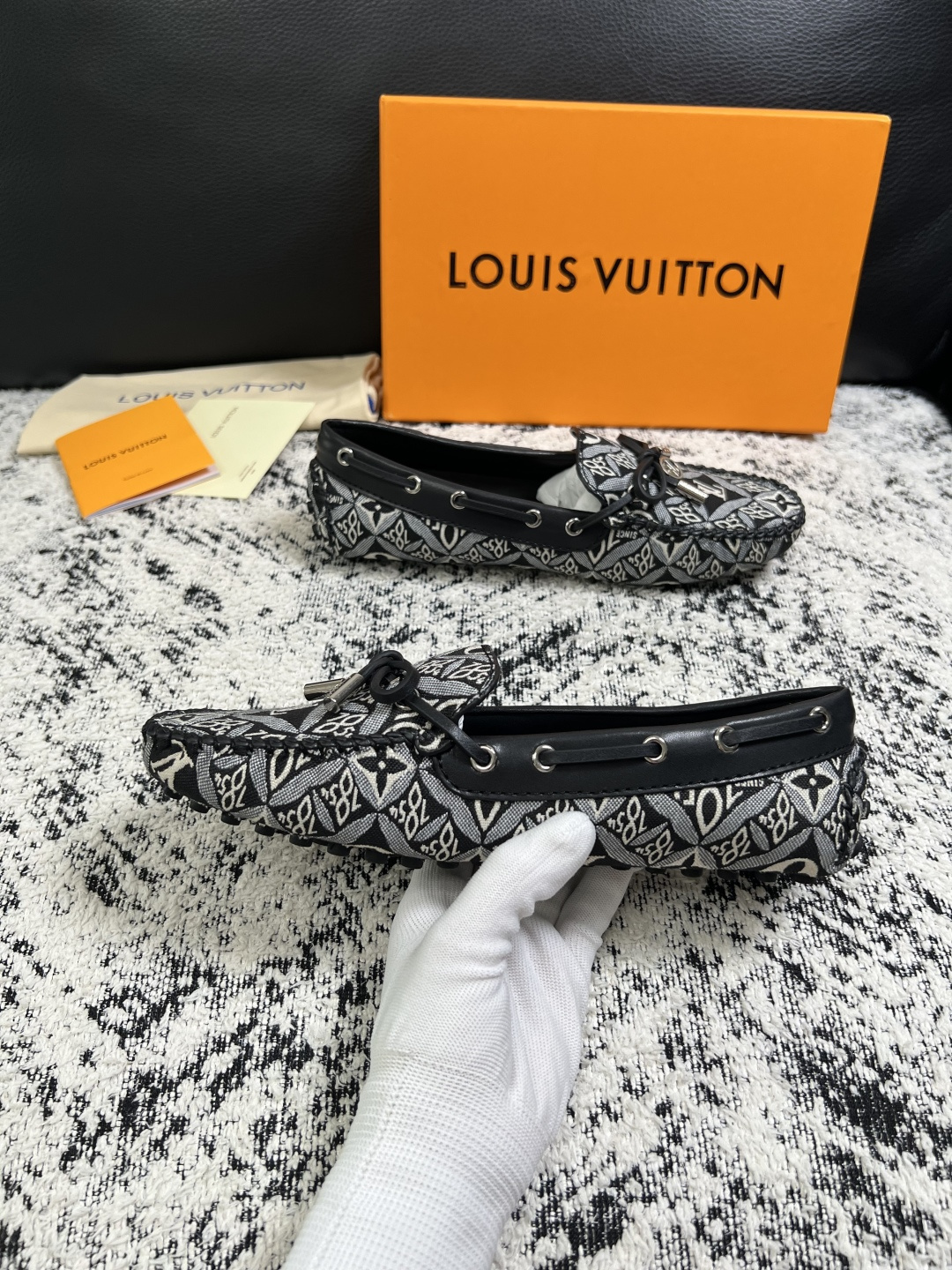 Lv  高品质  顶级工艺品  路易威登，豆豆鞋专柜同步，鞋面意大利进口，高品质拼接缤纷色彩复杂工艺品，进口牛皮里垫柔软