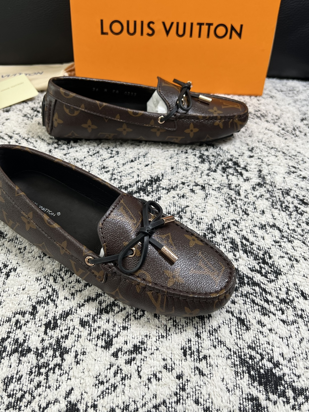 Lv  高品质  顶级工艺品  路易威登，豆豆鞋专柜同步，鞋面意大利进口，高品质拼接缤纷色彩复杂工艺品，进口牛皮里垫柔软