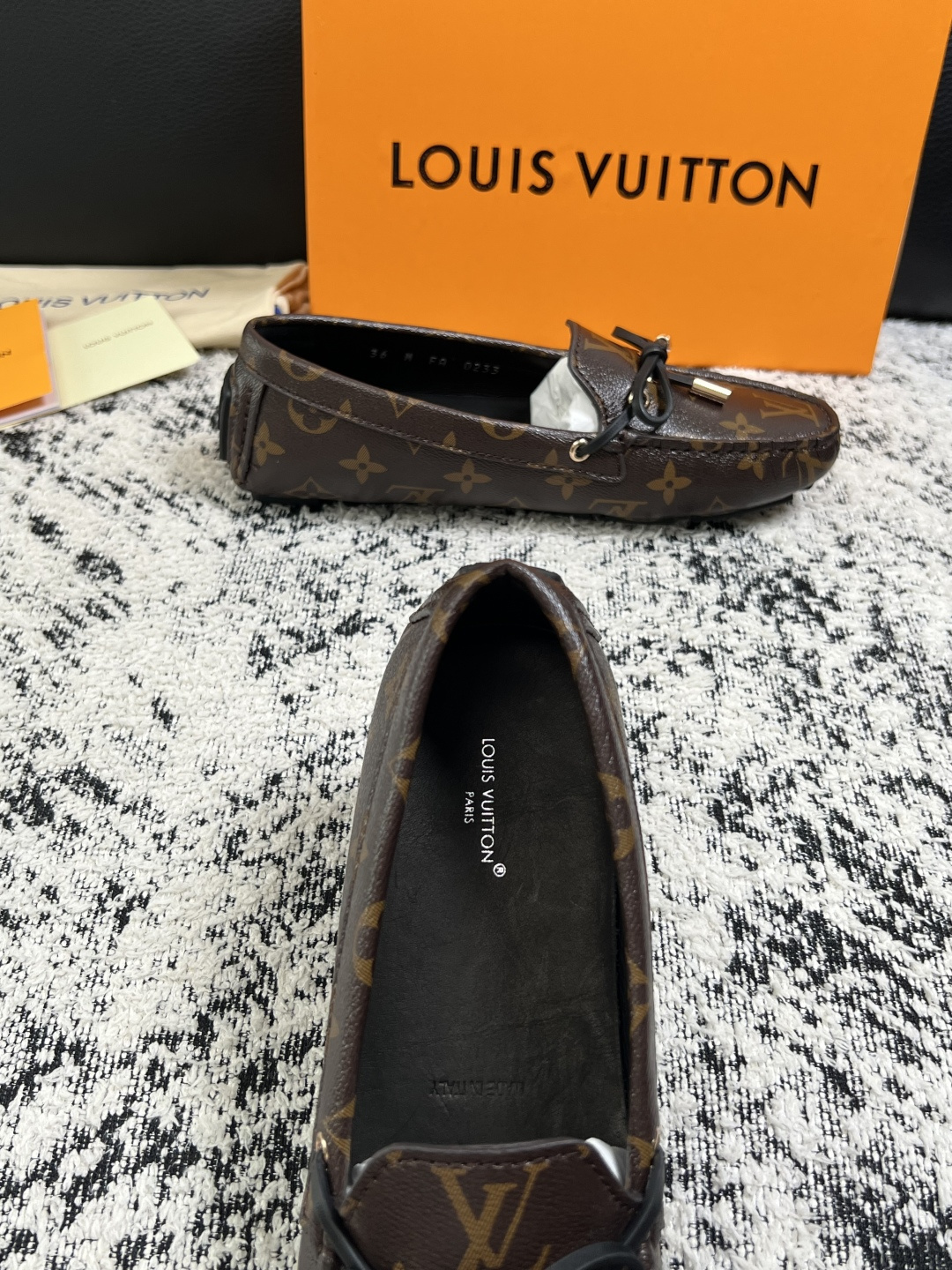 Lv  高品质  顶级工艺品  路易威登，豆豆鞋专柜同步，鞋面意大利进口，高品质拼接缤纷色彩复杂工艺品，进口牛皮里垫柔软