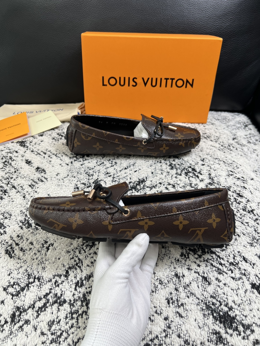 Lv  高品质  顶级工艺品  路易威登，豆豆鞋专柜同步，鞋面意大利进口，高品质拼接缤纷色彩复杂工艺品，进口牛皮里垫柔软