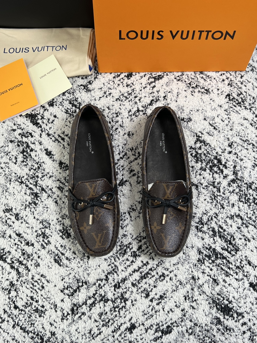 Lv  高品质  顶级工艺品  路易威登，豆豆鞋专柜同步，鞋面意大利进口，高品质拼接缤纷色彩复杂工艺品，进口牛皮里垫柔软