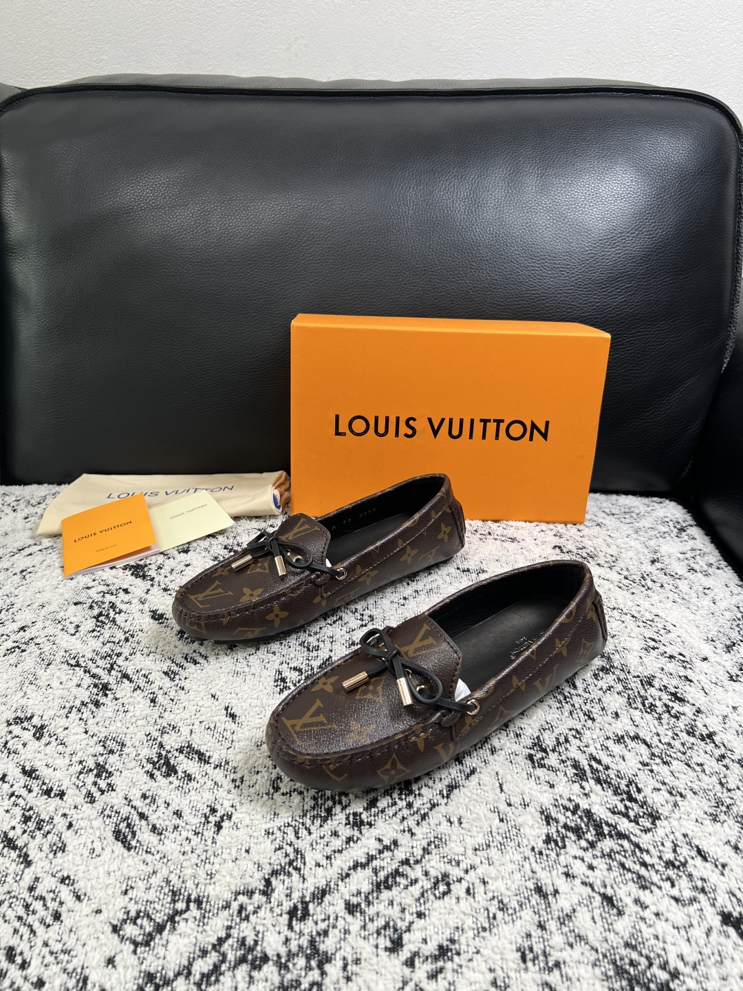 Lv  高品质  顶级工艺品  路易威登，豆豆鞋专柜同步，鞋面意大利进口，高品质拼接缤纷色彩复杂工艺品，进口牛皮里垫柔软