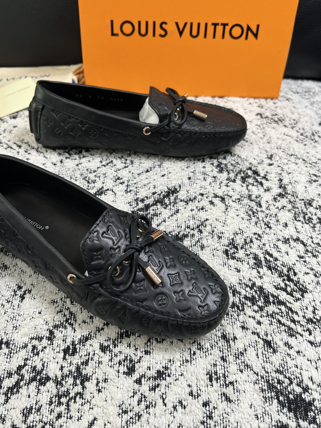 Lv  高品质  顶级工艺品  路易威登，豆豆鞋专柜同步，鞋面意大利进口，高品质拼接缤纷色彩复杂工艺品，进口牛皮里垫柔软