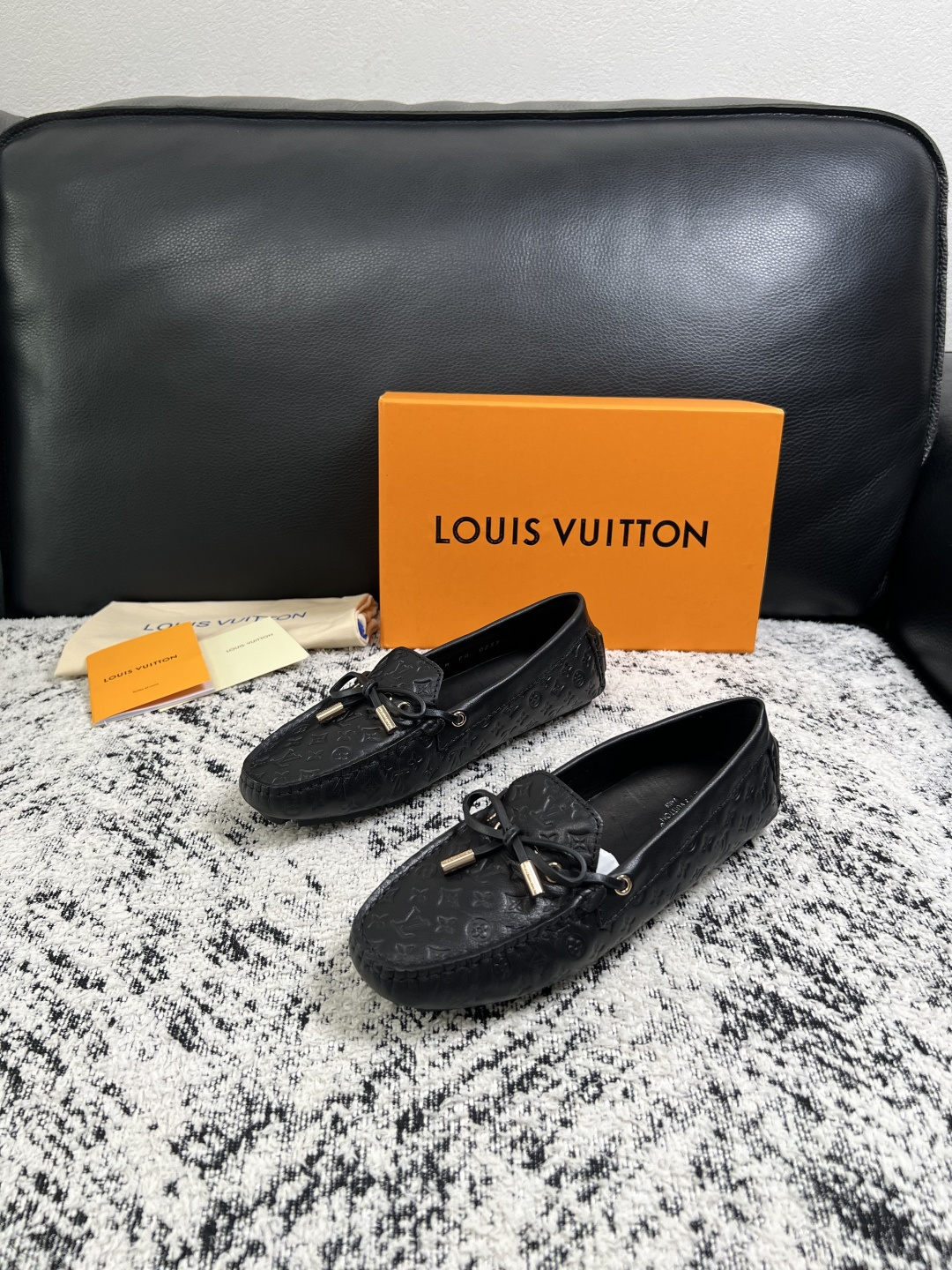 Lv  高品质  顶级工艺品  路易威登，豆豆鞋专柜同步，鞋面意大利进口，高品质拼接缤纷色彩复杂工艺品，进口牛皮里垫柔软