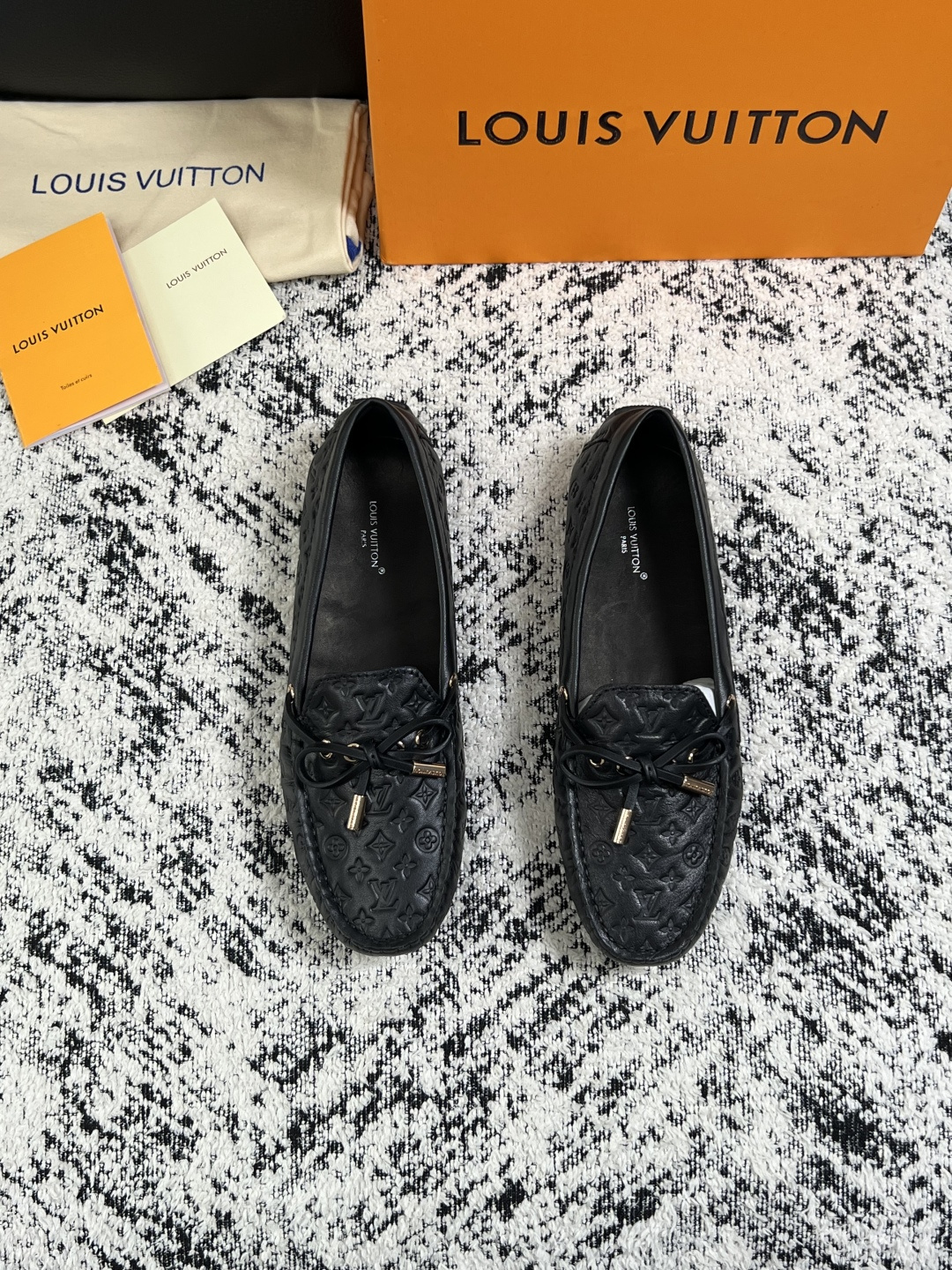 Lv  高品质  顶级工艺品  路易威登，豆豆鞋专柜同步，鞋面意大利进口，高品质拼接缤纷色彩复杂工艺品，进口牛皮里垫柔软