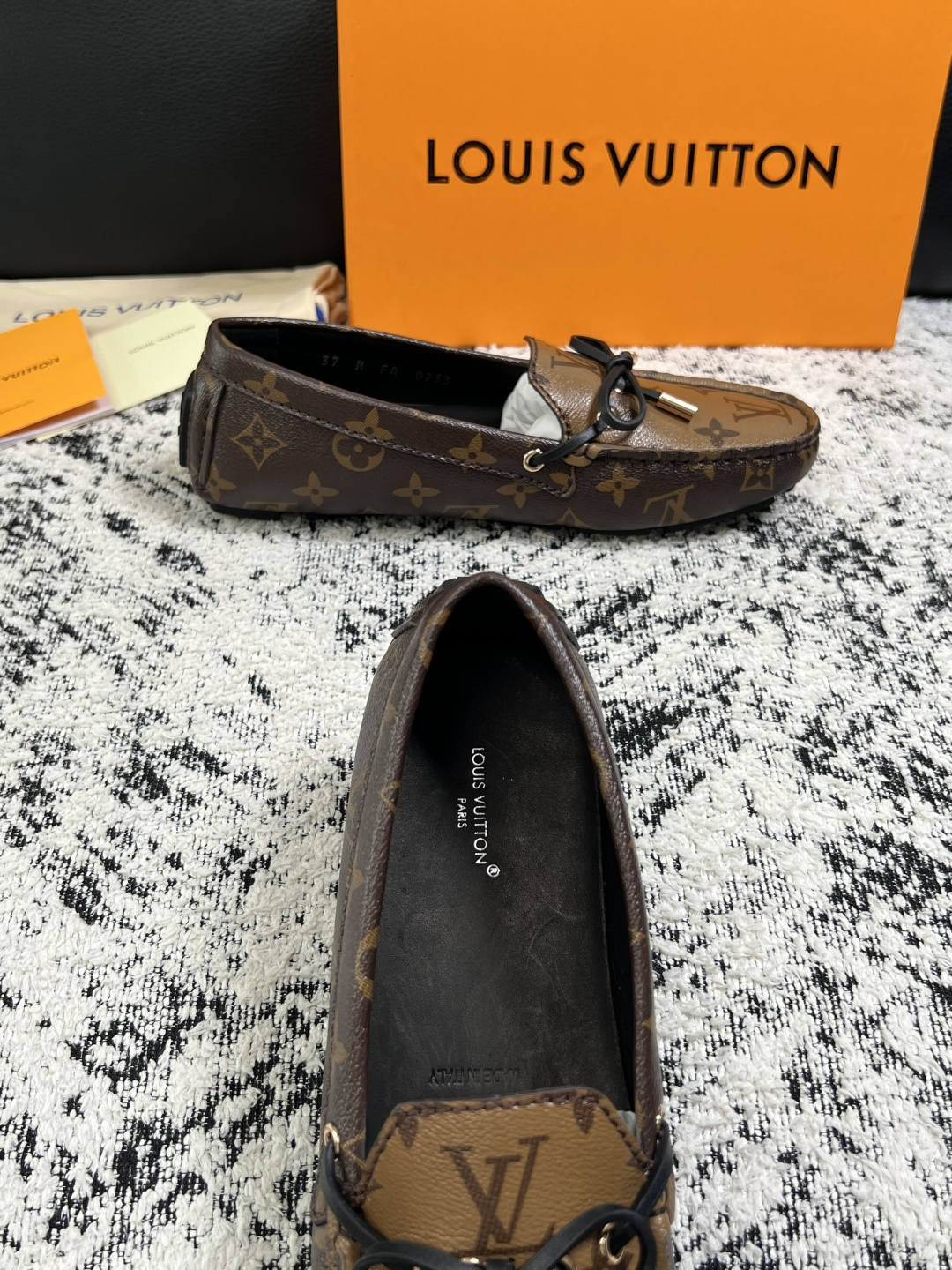 Lv  高品质  顶级工艺品  路易威登，豆豆鞋专柜同步，鞋面意大利进口，高品质拼接缤纷色彩复杂工艺品，进口牛皮里垫柔软