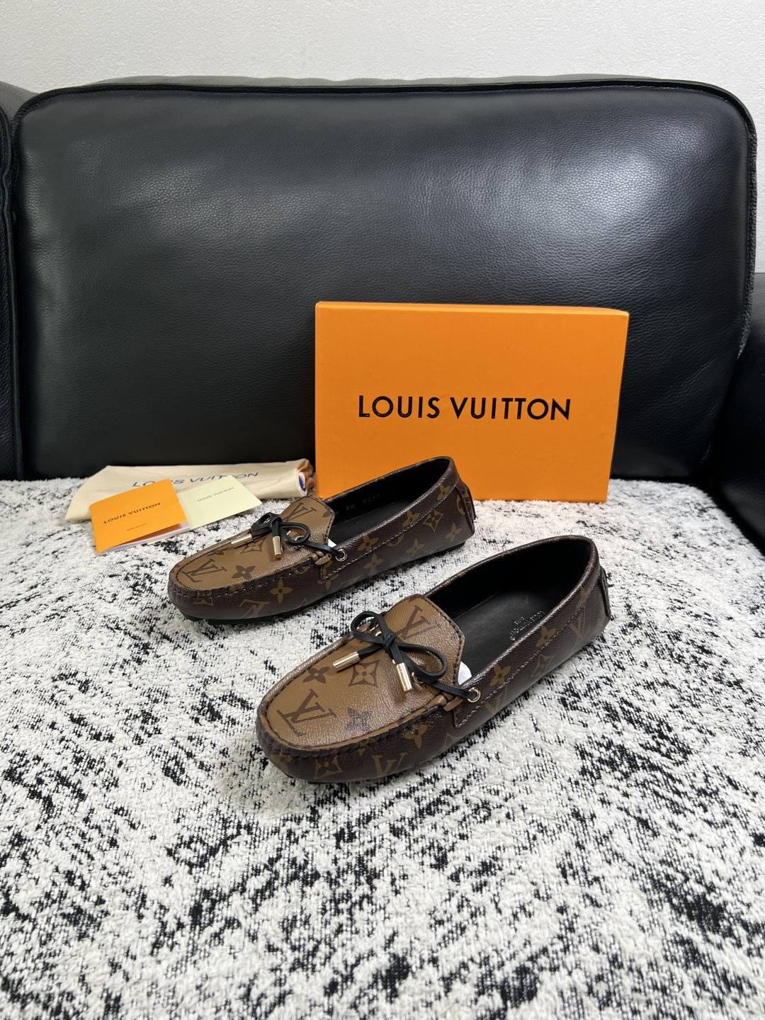 Lv  高品质  顶级工艺品  路易威登，豆豆鞋专柜同步，鞋面意大利进口，高品质拼接缤纷色彩复杂工艺品，进口牛皮里垫柔软