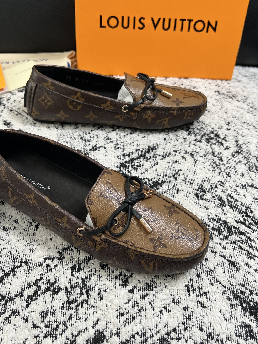 Lv  高品质  顶级工艺品  路易威登，豆豆鞋专柜同步，鞋面意大利进口，高品质拼接缤纷色彩复杂工艺品，进口牛皮里垫柔软