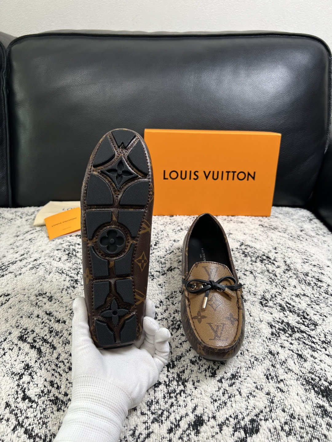 Lv  高品质  顶级工艺品  路易威登，豆豆鞋专柜同步，鞋面意大利进口，高品质拼接缤纷色彩复杂工艺品，进口牛皮里垫柔软