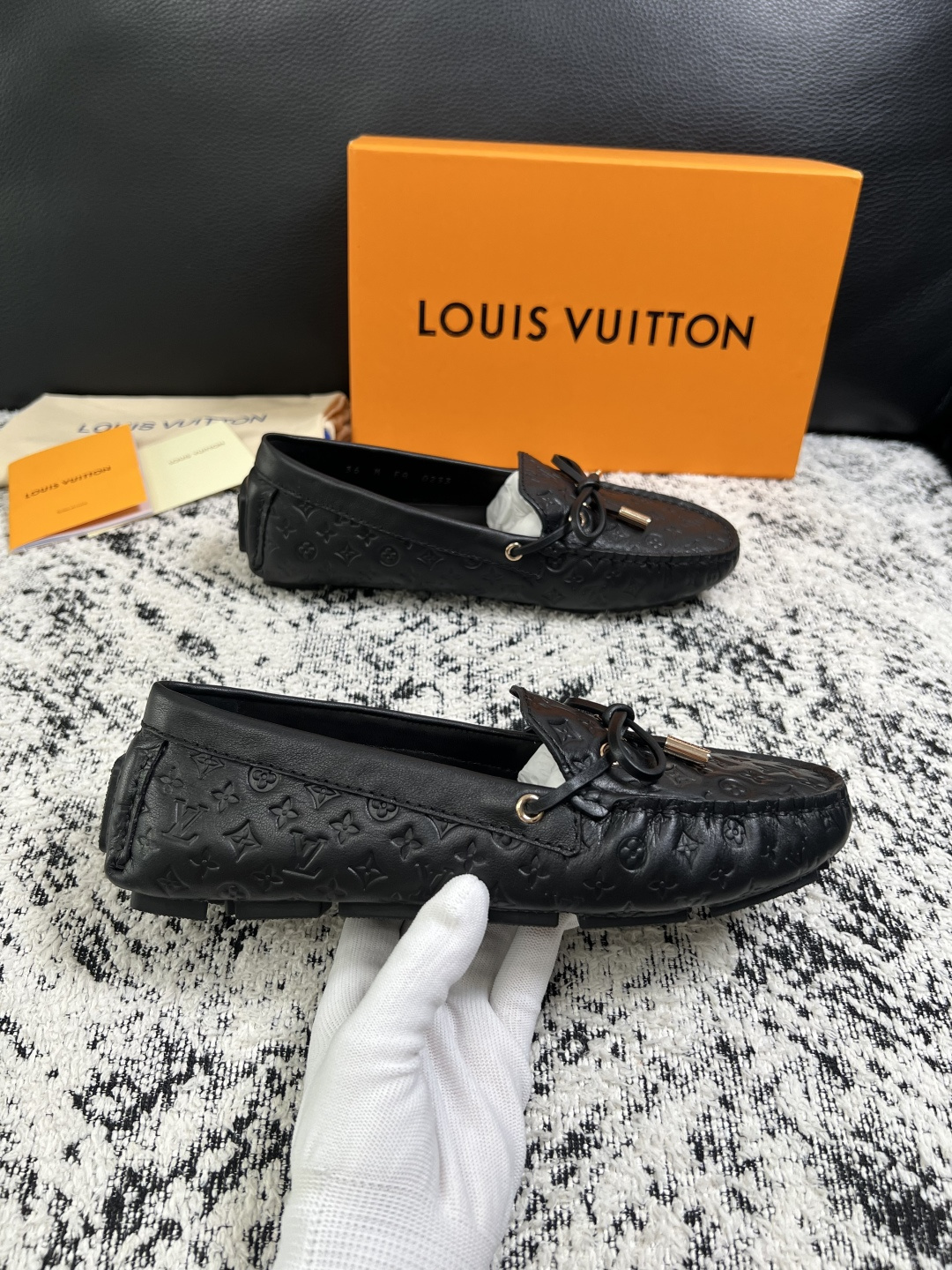 Lv  高品质  顶级工艺品  路易威登，豆豆鞋专柜同步，鞋面意大利进口，高品质拼接缤纷色彩复杂工艺品，进口牛皮里垫柔软