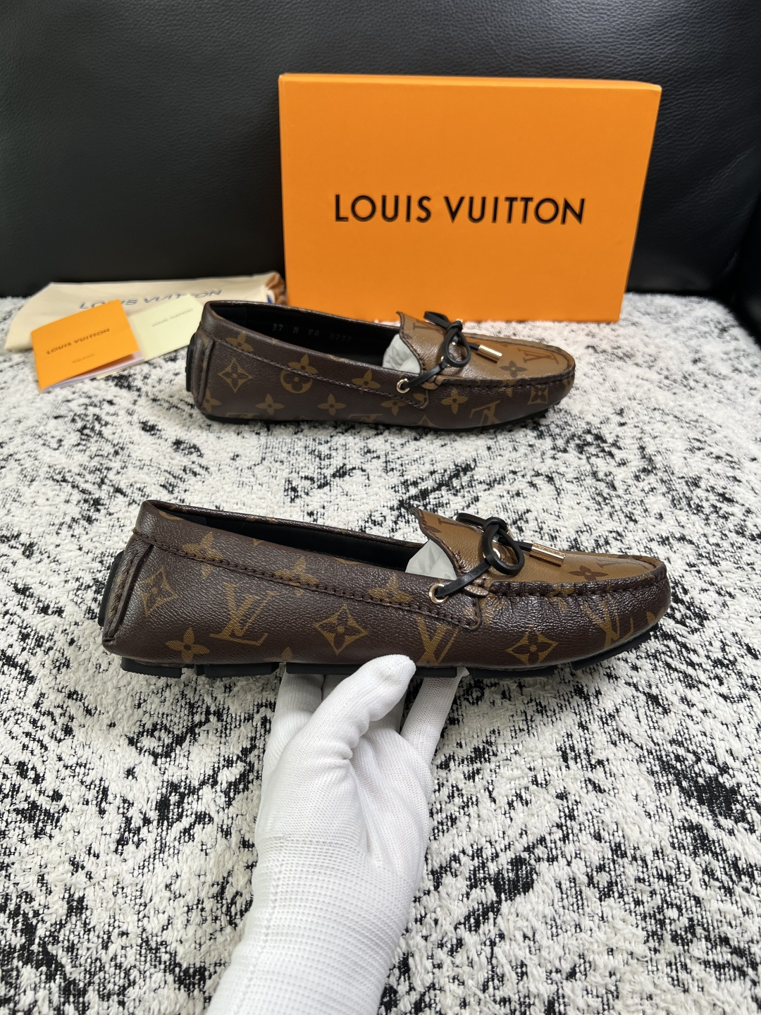 Lv  高品质  顶级工艺品  路易威登，豆豆鞋专柜同步，鞋面意大利进口，高品质拼接缤纷色彩复杂工艺品，进口牛皮里垫柔软