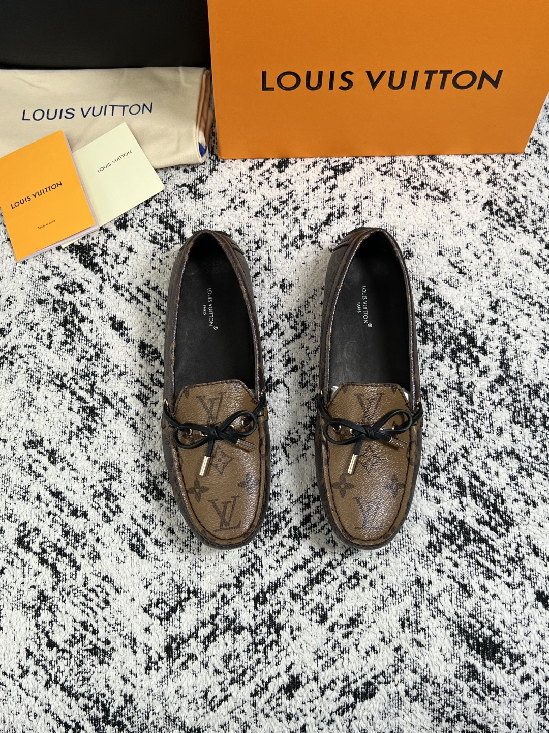 Lv  高品质  顶级工艺品  路易威登，豆豆鞋专柜同步，鞋面意大利进口，高品质拼接缤纷色彩复杂工艺品，进口牛皮里垫柔软
