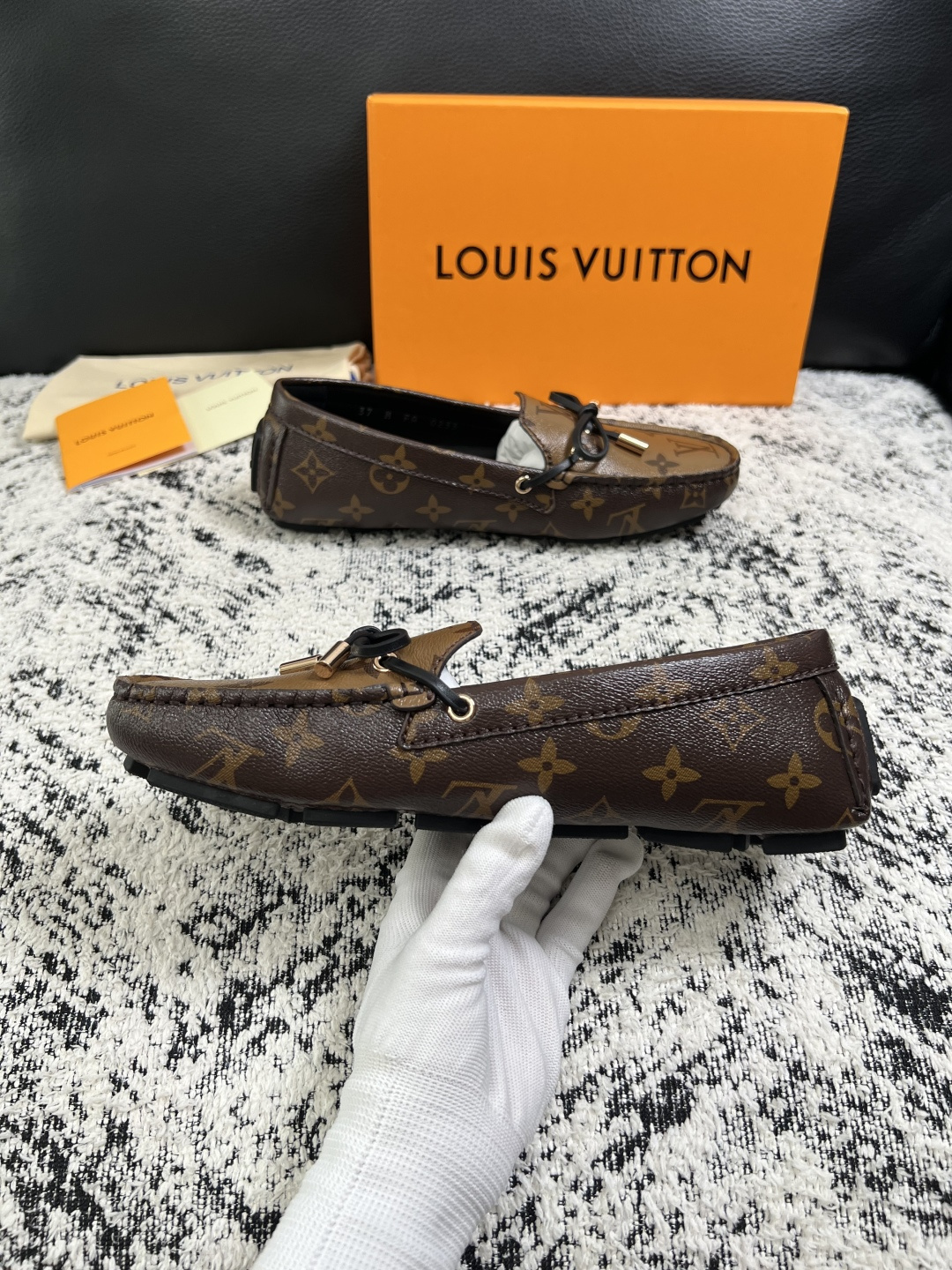Lv  高品质  顶级工艺品  路易威登，豆豆鞋专柜同步，鞋面意大利进口，高品质拼接缤纷色彩复杂工艺品，进口牛皮里垫柔软