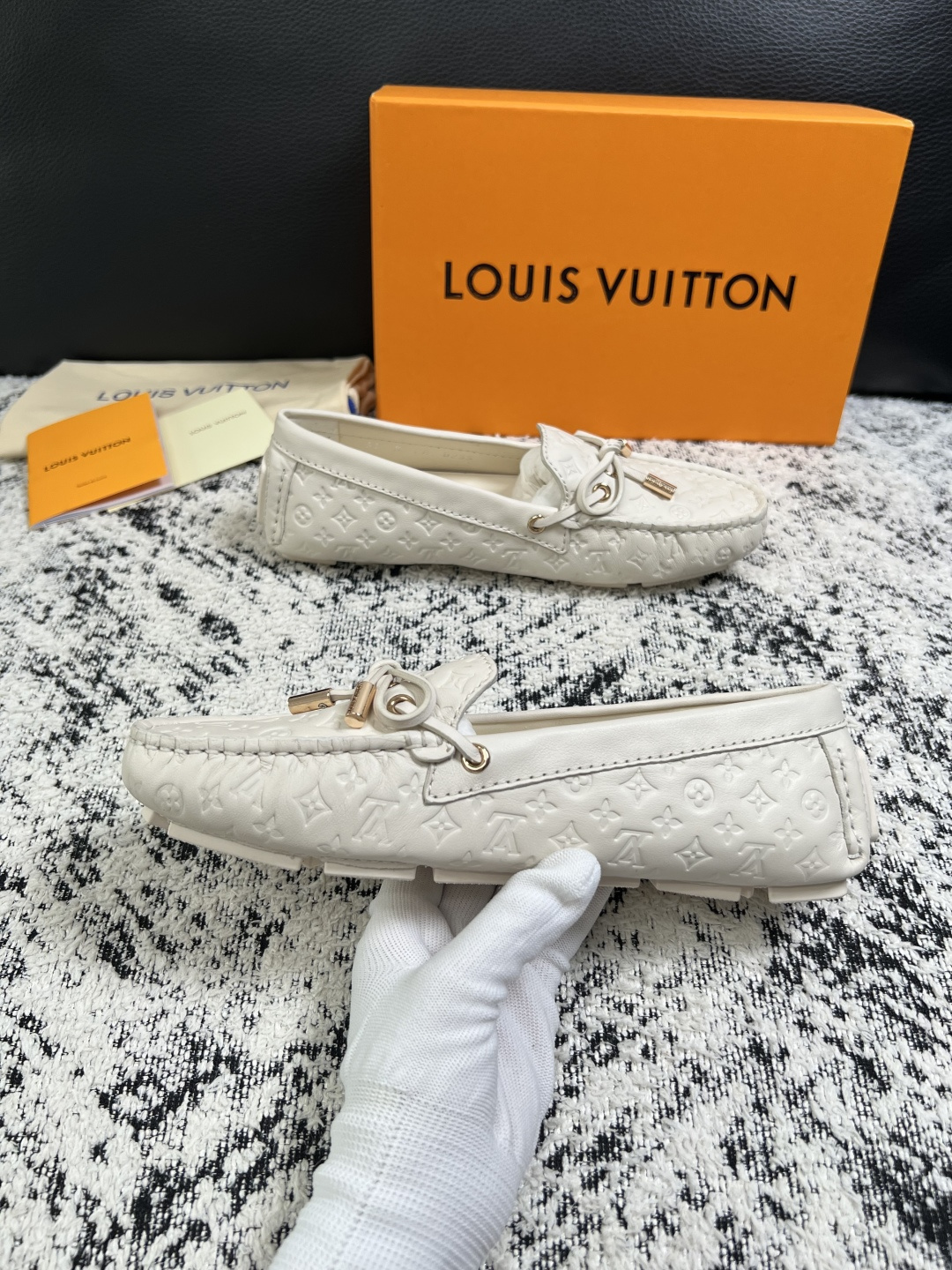 Lv  高品质  顶级工艺品  路易威登，豆豆鞋专柜同步，鞋面意大利进口，高品质拼接缤纷色彩复杂工艺品，进口牛皮里垫柔软