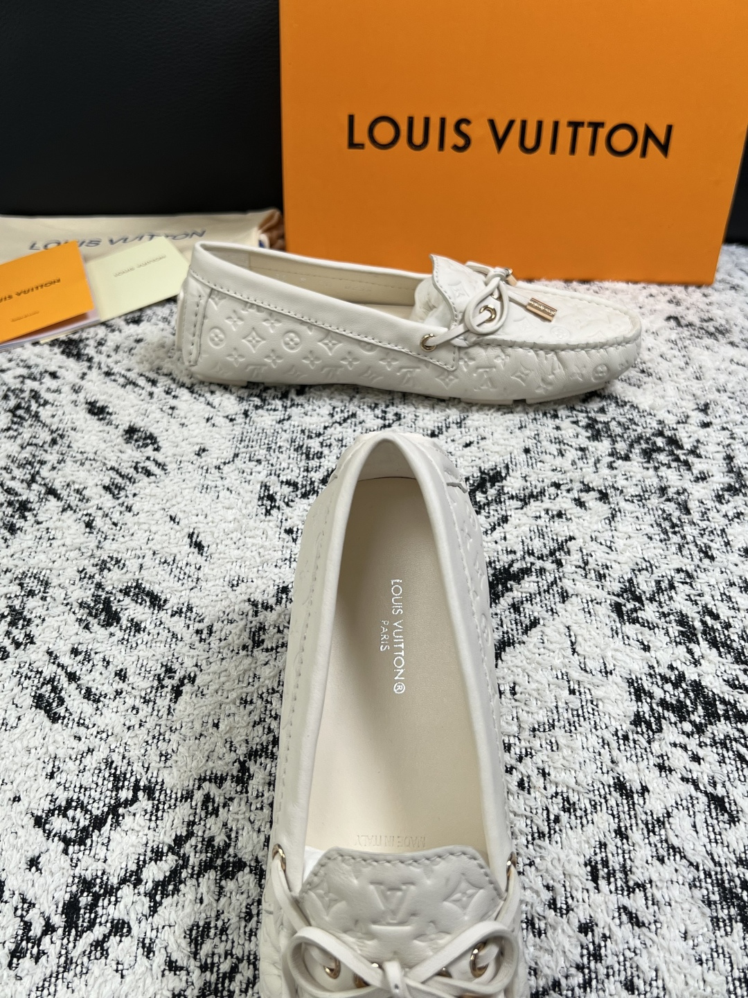 Lv  高品质  顶级工艺品  路易威登，豆豆鞋专柜同步，鞋面意大利进口，高品质拼接缤纷色彩复杂工艺品，进口牛皮里垫柔软