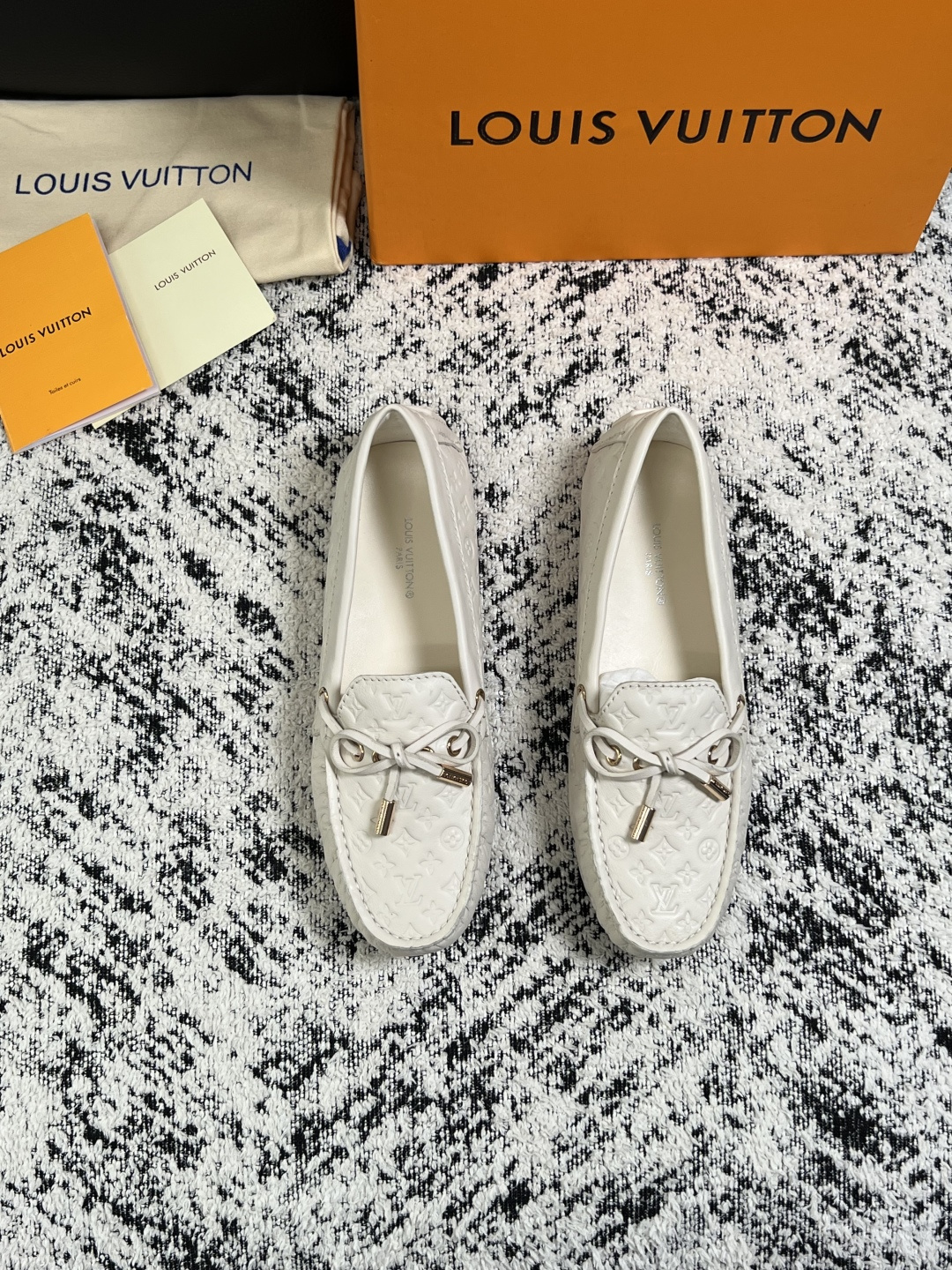Lv  高品质  顶级工艺品  路易威登，豆豆鞋专柜同步，鞋面意大利进口，高品质拼接缤纷色彩复杂工艺品，进口牛皮里垫柔软