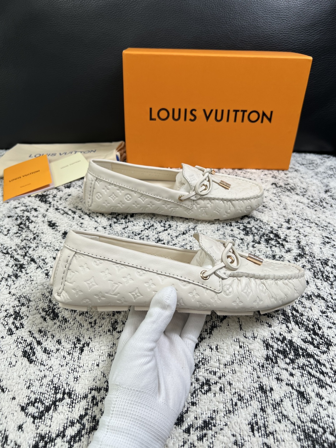 Lv  高品质  顶级工艺品  路易威登，豆豆鞋专柜同步，鞋面意大利进口，高品质拼接缤纷色彩复杂工艺品，进口牛皮里垫柔软