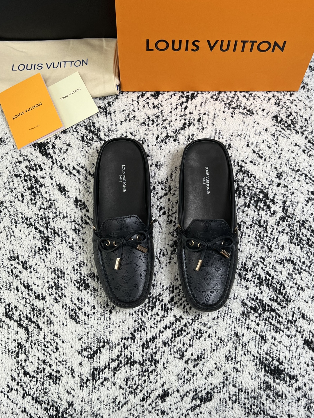 Lv  高品质  顶级工艺品  路易威登，豆豆鞋专柜同步，鞋面意大利进口，高品质拼接缤纷色彩复杂工艺品，进口牛皮里垫柔软