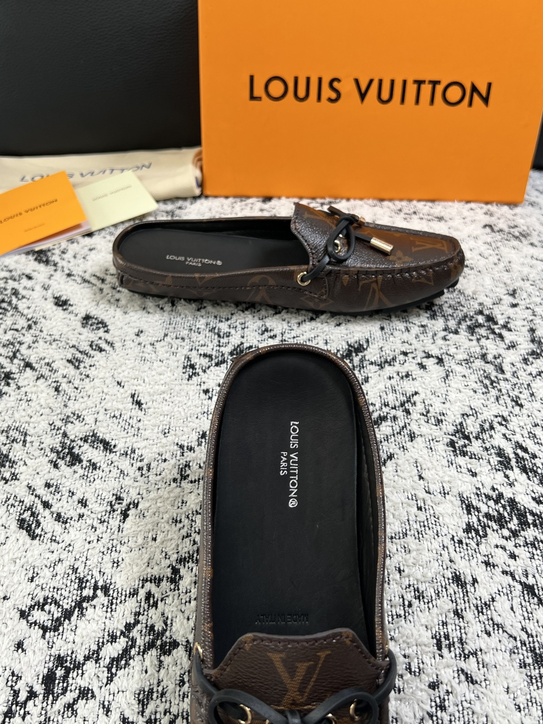 Lv  高品质  顶级工艺品  路易威登，豆豆鞋专柜同步，鞋面意大利进口，高品质拼接缤纷色彩复杂工艺品，进口牛皮里垫柔软