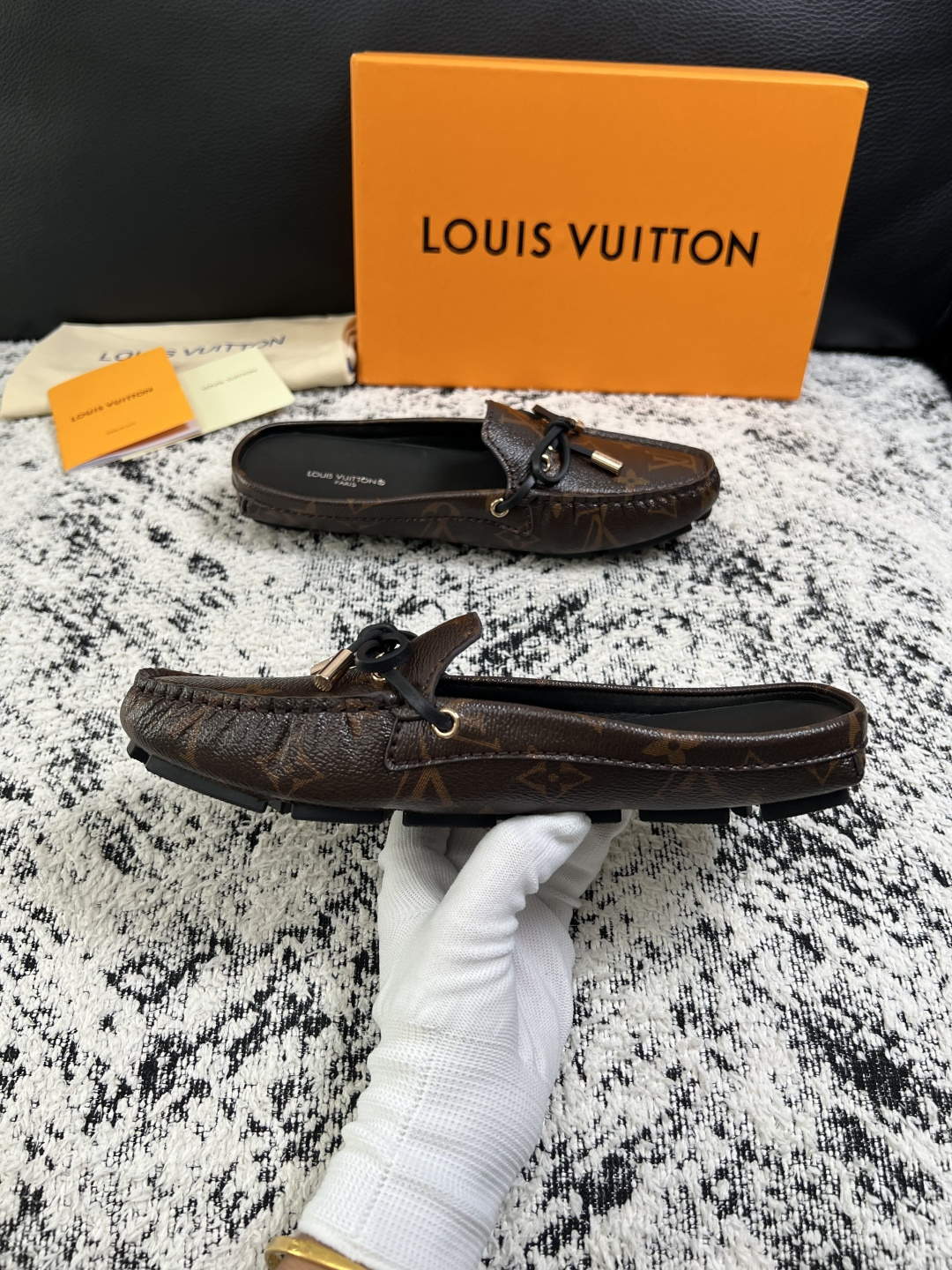 Lv  高品质  顶级工艺品  路易威登，豆豆鞋专柜同步，鞋面意大利进口，高品质拼接缤纷色彩复杂工艺品，进口牛皮里垫柔软