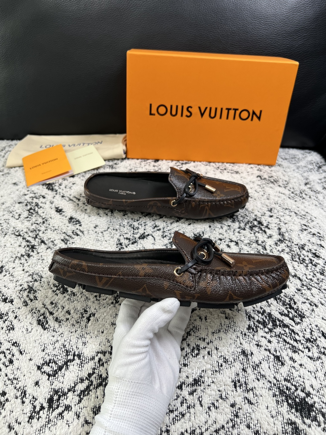 Lv  高品质  顶级工艺品  路易威登，豆豆鞋专柜同步，鞋面意大利进口，高品质拼接缤纷色彩复杂工艺品，进口牛皮里垫柔软