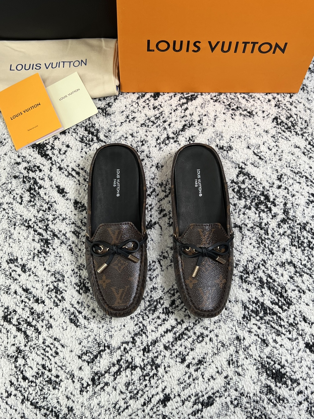 Lv  高品质  顶级工艺品  路易威登，豆豆鞋专柜同步，鞋面意大利进口，高品质拼接缤纷色彩复杂工艺品，进口牛皮里垫柔软