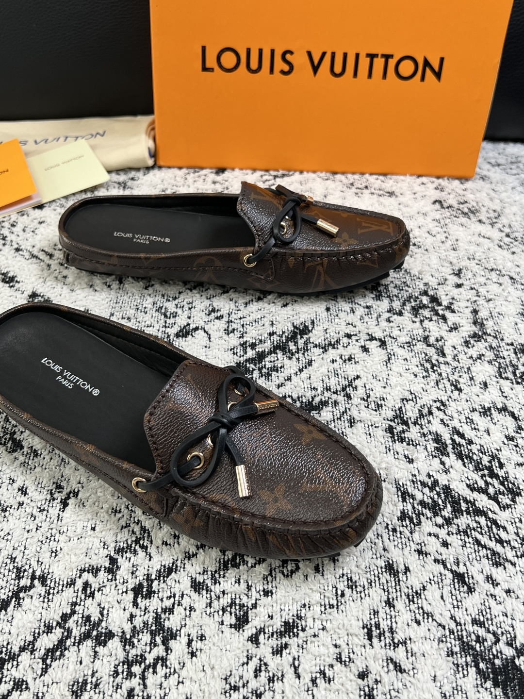 Lv  高品质  顶级工艺品  路易威登，豆豆鞋专柜同步，鞋面意大利进口，高品质拼接缤纷色彩复杂工艺品，进口牛皮里垫柔软