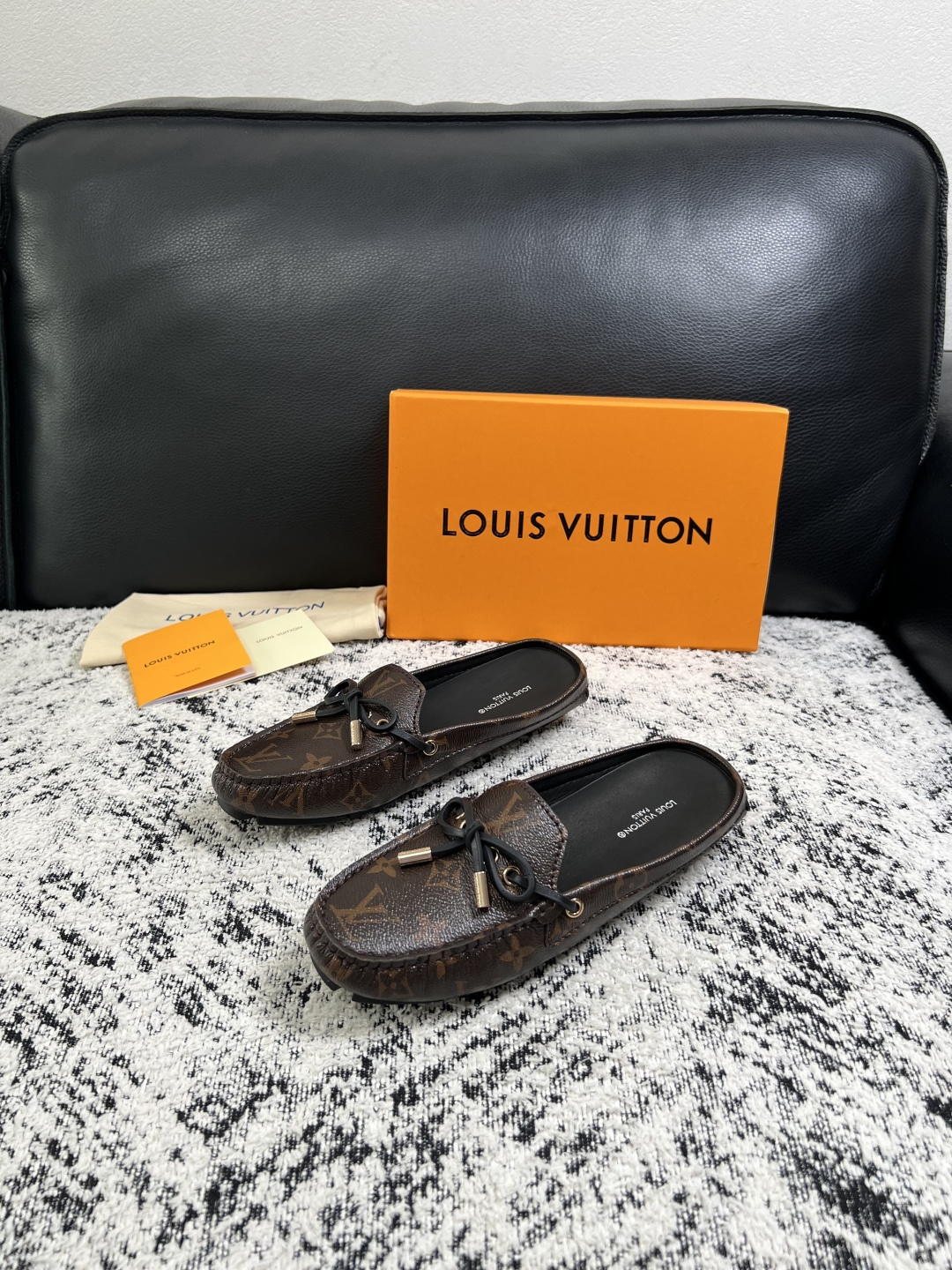 Lv  高品质  顶级工艺品  路易威登，豆豆鞋专柜同步，鞋面意大利进口，高品质拼接缤纷色彩复杂工艺品，进口牛皮里垫柔软