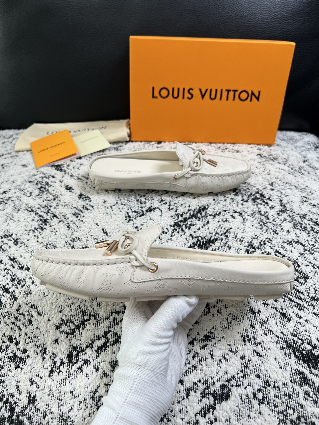 Lv  高品质  顶级工艺品  路易威登，豆豆鞋专柜同步，鞋面意大利进口，高品质拼接缤纷色彩复杂工艺品，进口牛皮里垫柔软