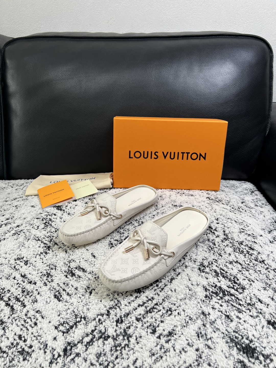 Lv  高品质  顶级工艺品  路易威登，豆豆鞋专柜同步，鞋面意大利进口，高品质拼接缤纷色彩复杂工艺品，进口牛皮里垫柔软