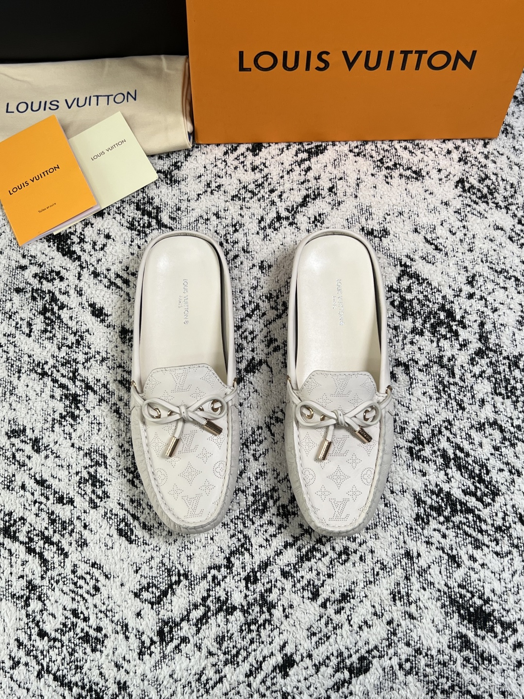 Lv  高品质  顶级工艺品  路易威登，豆豆鞋专柜同步，鞋面意大利进口，高品质拼接缤纷色彩复杂工艺品，进口牛皮里垫柔软