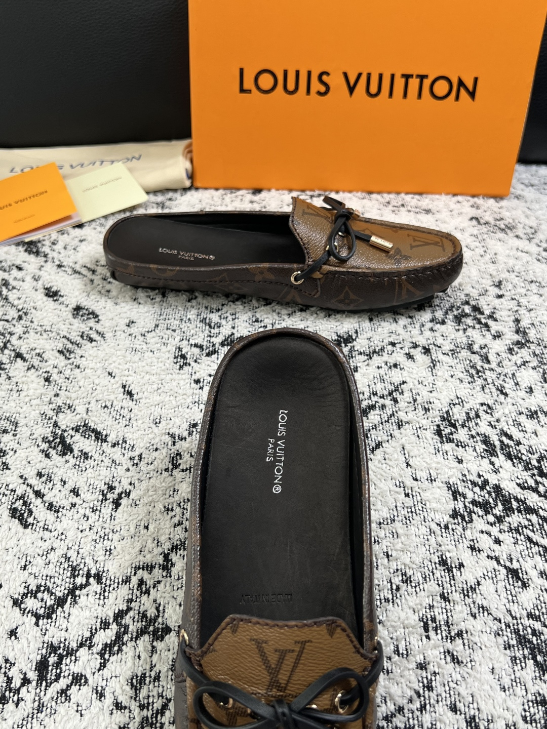Lv  高品质  顶级工艺品  路易威登，豆豆鞋专柜同步，鞋面意大利进口，高品质拼接缤纷色彩复杂工艺品，进口牛皮里垫柔软