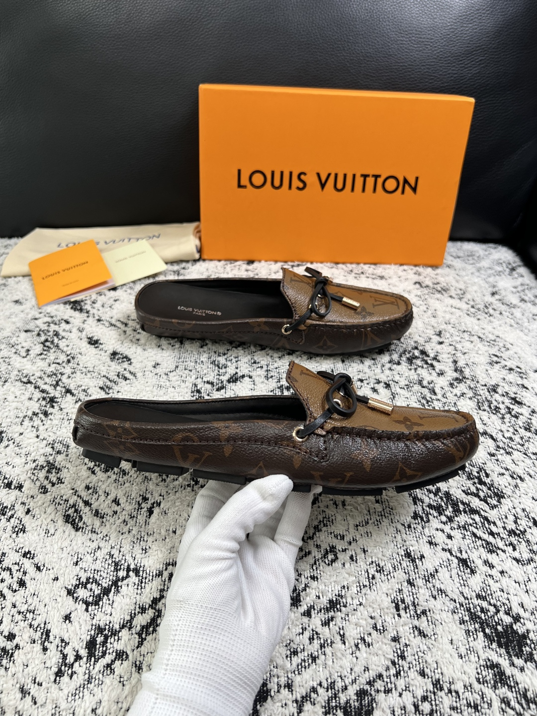 Lv  高品质  顶级工艺品  路易威登，豆豆鞋专柜同步，鞋面意大利进口，高品质拼接缤纷色彩复杂工艺品，进口牛皮里垫柔软