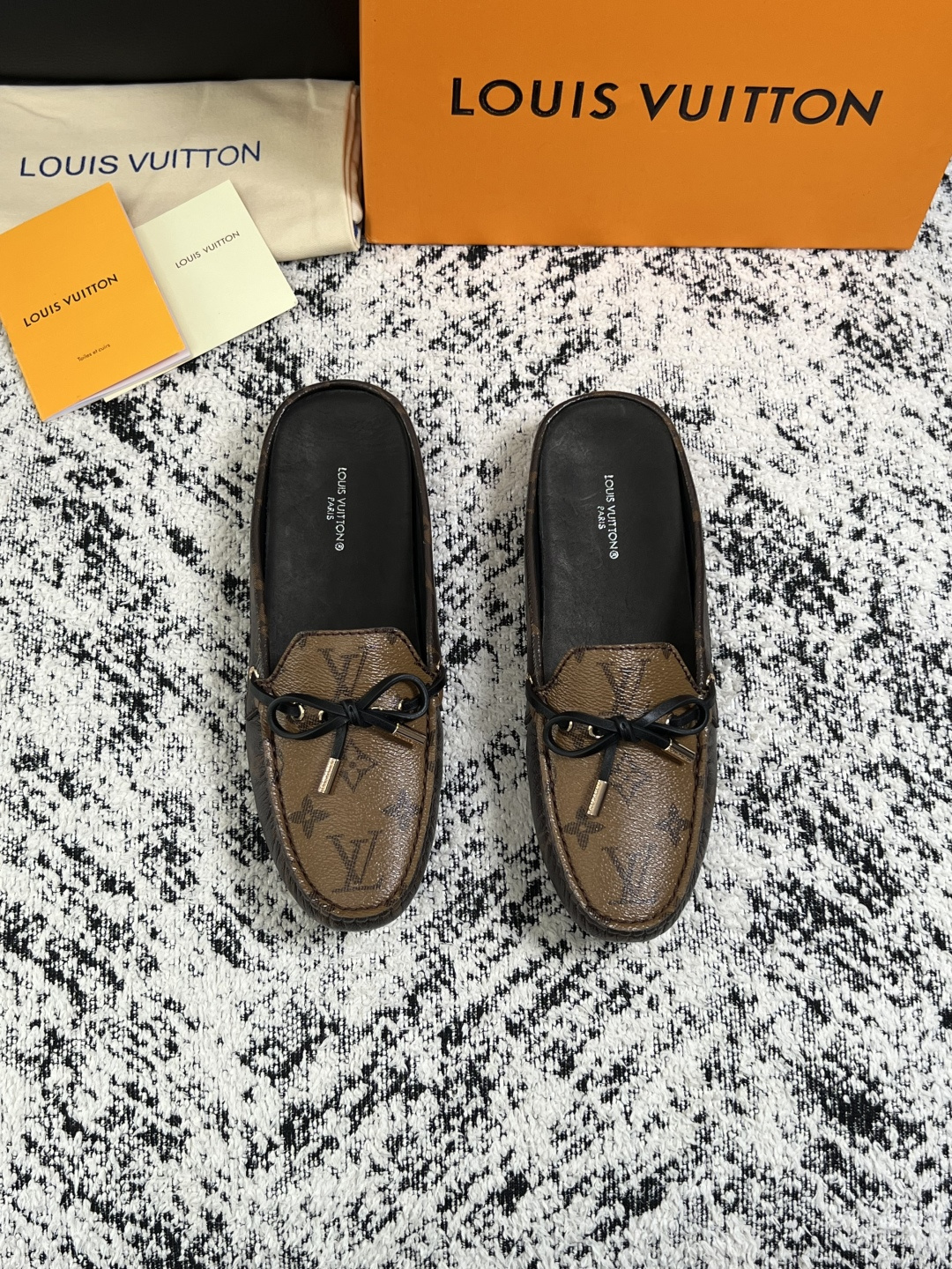 Lv  高品质  顶级工艺品  路易威登，豆豆鞋专柜同步，鞋面意大利进口，高品质拼接缤纷色彩复杂工艺品，进口牛皮里垫柔软