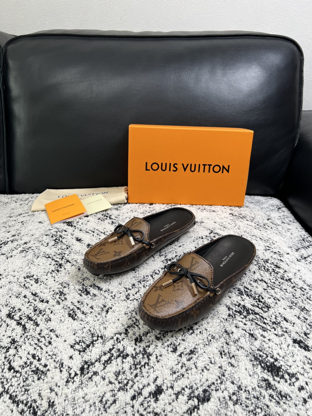 Lv  高品质  顶级工艺品  路易威登，豆豆鞋专柜同步，鞋面意大利进口，高品质拼接缤纷色彩复杂工艺品，进口牛皮里垫柔软