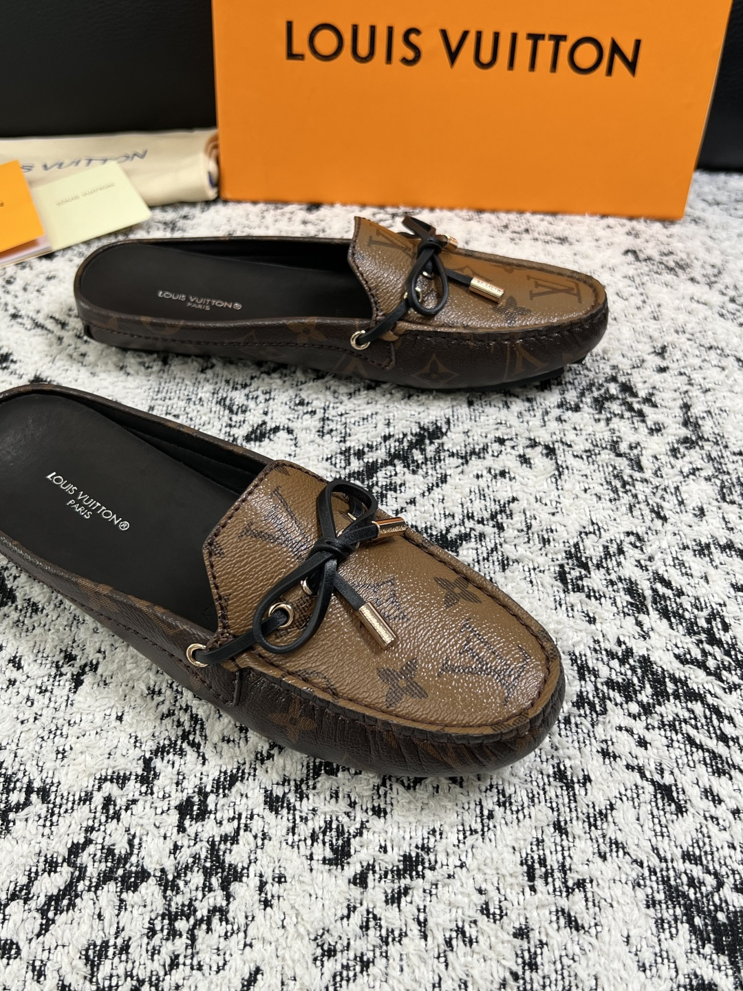 Lv  高品质  顶级工艺品  路易威登，豆豆鞋专柜同步，鞋面意大利进口，高品质拼接缤纷色彩复杂工艺品，进口牛皮里垫柔软