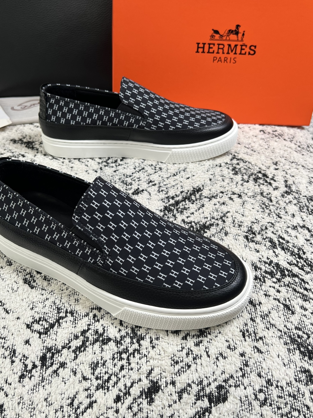 Hermes  高品质  顶级工艺品  爱马仕 专柜同步发售原厂配置，意大利进口原版牛皮面料，高品质拼接工艺，全进口水染