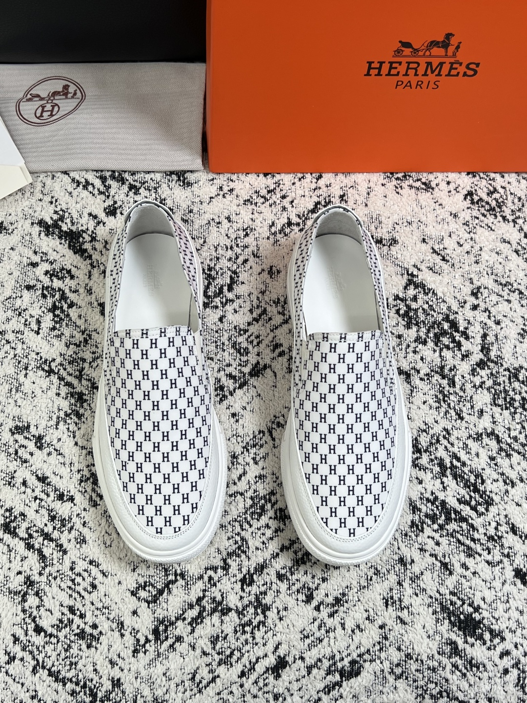 Hermes  高品质  顶级工艺品  爱马仕 专柜同步发售原厂配置，意大利进口原版牛皮面料，高品质拼接工艺，全进口水染
