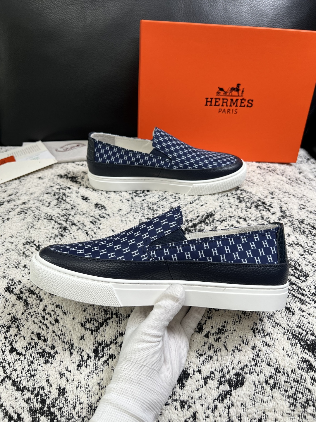 Hermes  高品质  顶级工艺品  爱马仕 专柜同步发售原厂配置，意大利进口原版牛皮面料，高品质拼接工艺，全进口水染