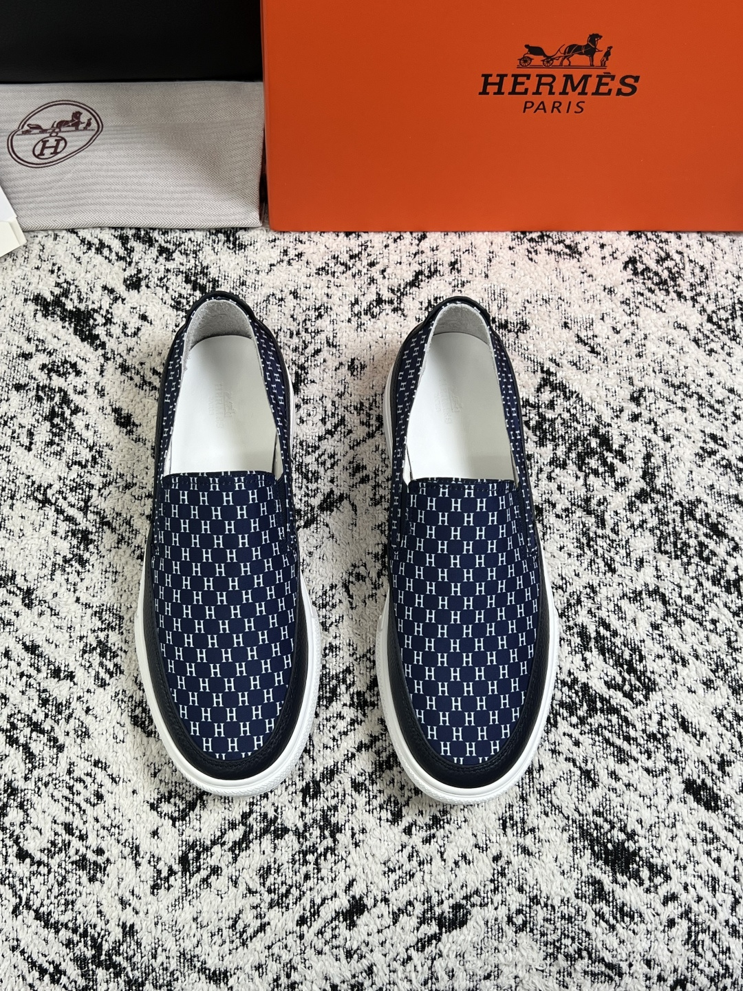 Hermes  高品质  顶级工艺品  爱马仕 专柜同步发售原厂配置，意大利进口原版牛皮面料，高品质拼接工艺，全进口水染