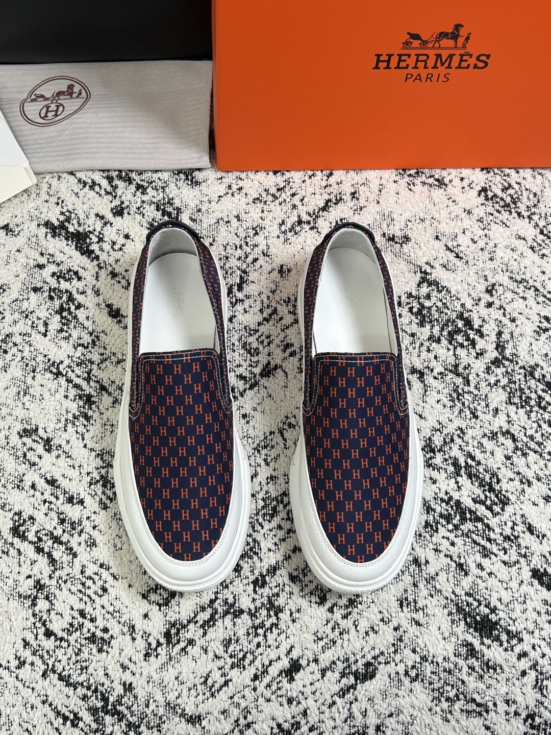 Hermes  高品质  顶级工艺品  爱马仕 专柜同步发售原厂配置，意大利进口原版牛皮面料，高品质拼接工艺，全进口水染