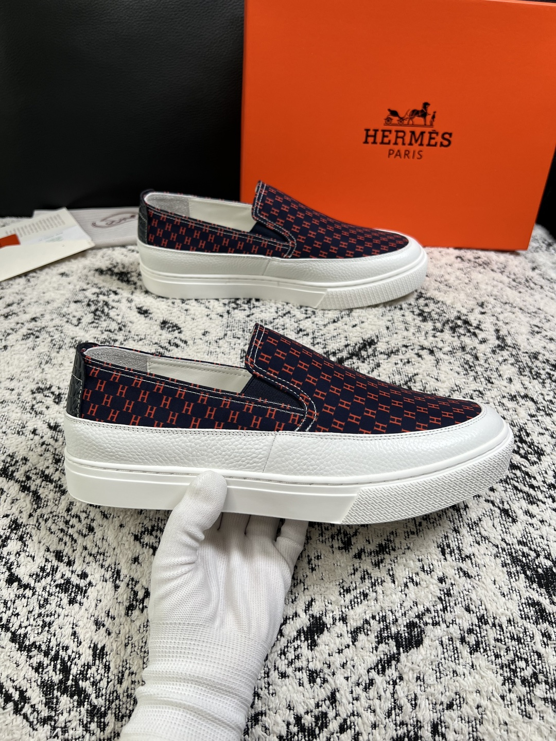 Hermes  高品质  顶级工艺品  爱马仕 专柜同步发售原厂配置，意大利进口原版牛皮面料，高品质拼接工艺，全进口水染
