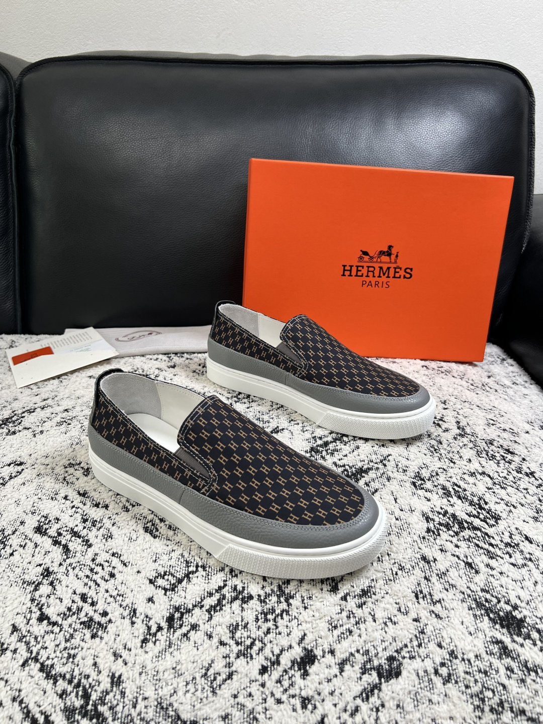NO:956434,Hermes high-quality top handicrafts Hermès counters sell original factory configuration at the same time, original cowhide fabric imported from Italy, high-quality splicing technology, fully imported water-dyed cowhide lining, original soles specially provided by the factory and super comfortable, original factory order code number 39-44 (customized 38 45), hermes, hermes, cowhide19860909Hermes 高品质 顶级工艺品 爱马仕 专柜同步发售原厂配置,意大利进口原版牛皮面料,高品质拼接工艺,全进口水染牛皮里垫,鞋底原厂特供原版底超级舒适,原厂跟单货码数 39-44（ 订做 38 45）,,hermes,hermes,cowhide,Men's shoes