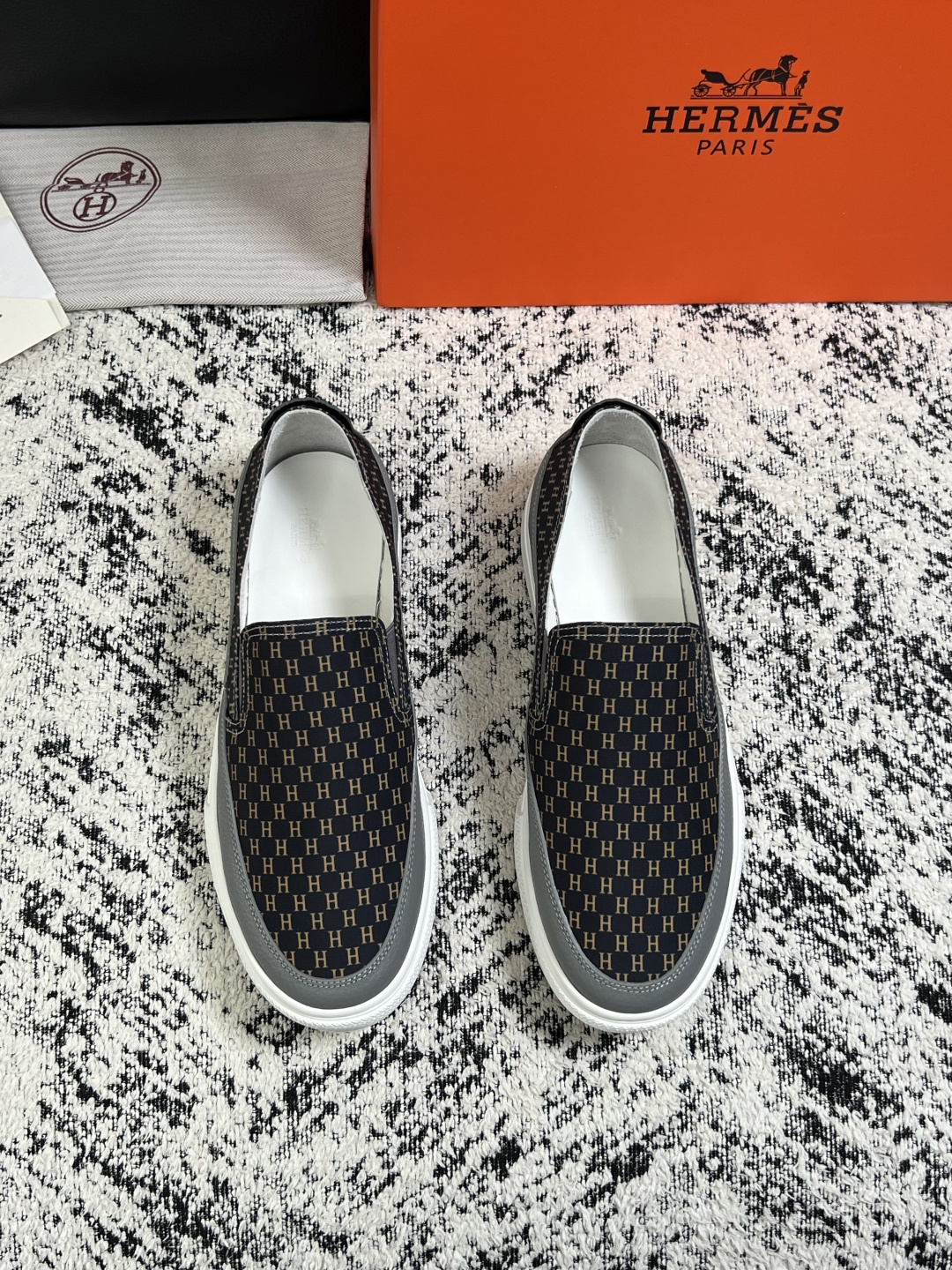 Hermes  高品质  顶级工艺品  爱马仕 专柜同步发售原厂配置，意大利进口原版牛皮面料，高品质拼接工艺，全进口水染