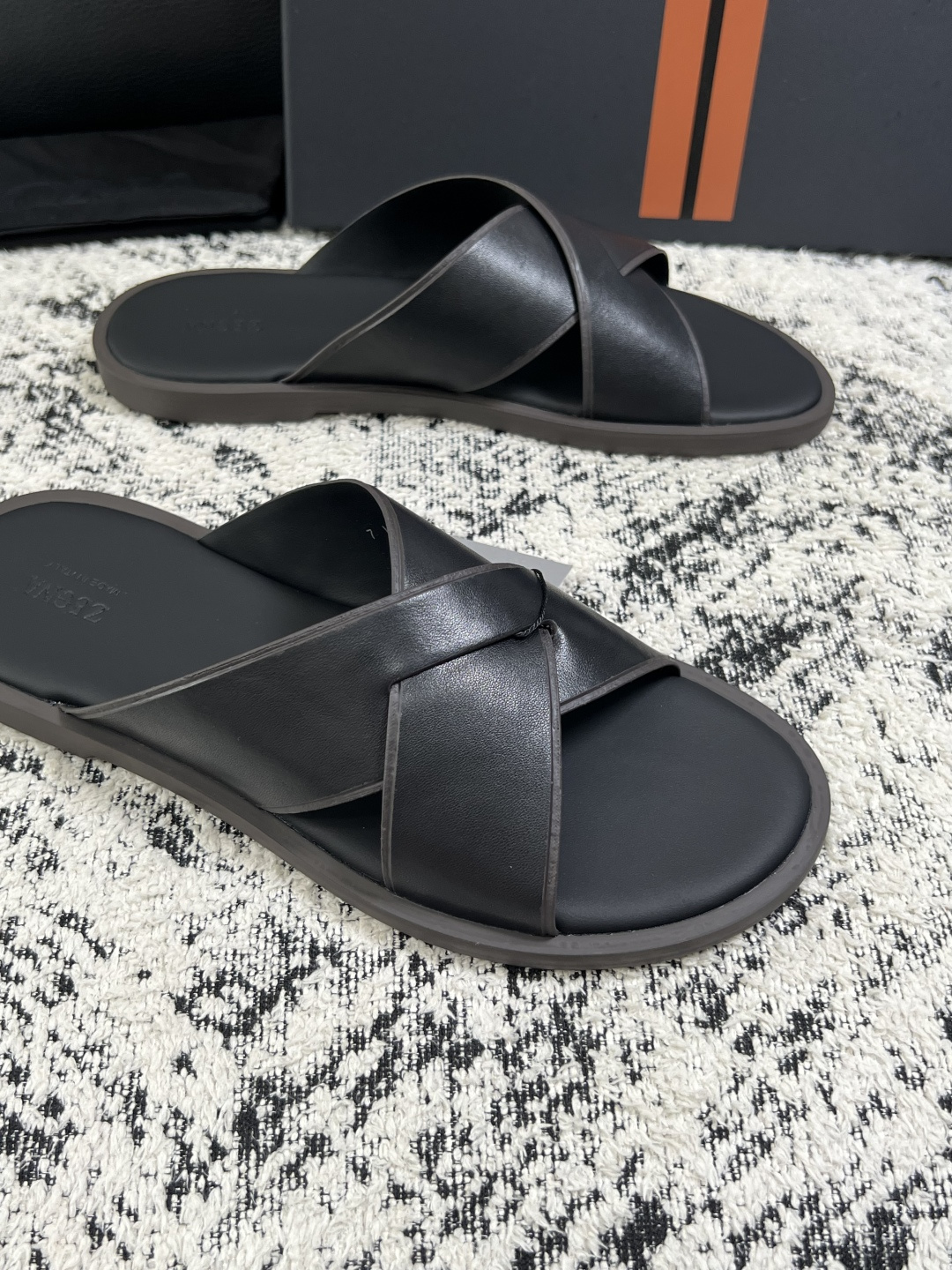 Zegna  高品质  顶级工艺品  杰尼亚  拖鞋专柜新款原厂配置，意大利进口牛皮面料，进口牛里垫，透气舒适，鞋底：原