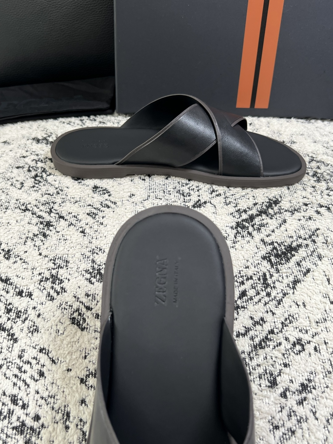 Zegna  高品质  顶级工艺品  杰尼亚  拖鞋专柜新款原厂配置，意大利进口牛皮面料，进口牛里垫，透气舒适，鞋底：原